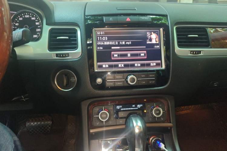 Used Volkswagen Touareg 2011 3.0 TSI High-End Version Audio And AC Panel