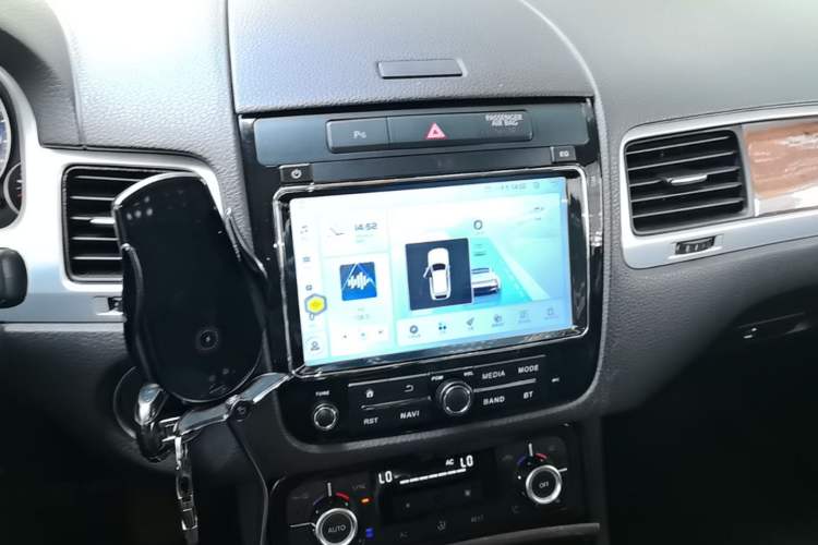 Used Volkswagen Touareg 2011 3.0 TSI Comfort Version Audio And AC Panel