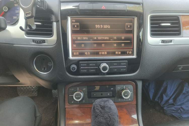 Used Volkswagen Touareg 2011 3.0 TSI High-End Version Audio And AC Panel