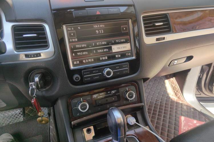 Used Volkswagen Touareg 2011 3.0 TDI Diesel Comfort Version Audio And AC Panel