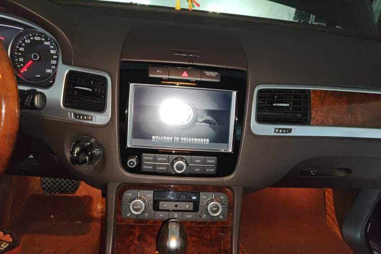 Used Volkswagen Touareg 2011 3.0 TSI Comfort Version Audio And AC Panel