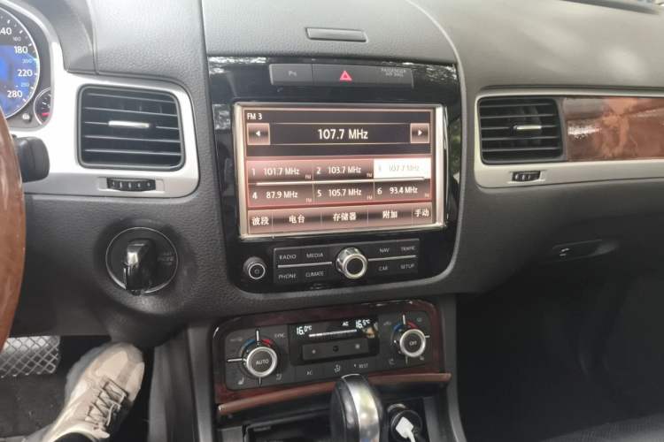 Used Volkswagen Touareg 2011 3.0 TSI Comfort Version Audio And AC Panel