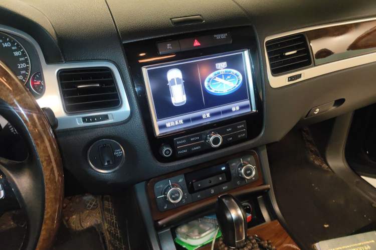 Used Volkswagen Touareg 2011 3.0 TSI High-End Version Audio And AC Panel