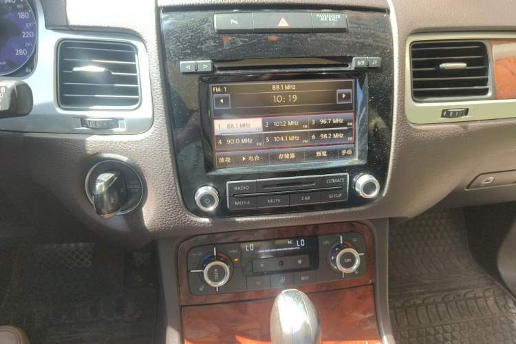 Used Volkswagen Touareg 2011 3.0 TSI Standard Version Audio And AC Panel
