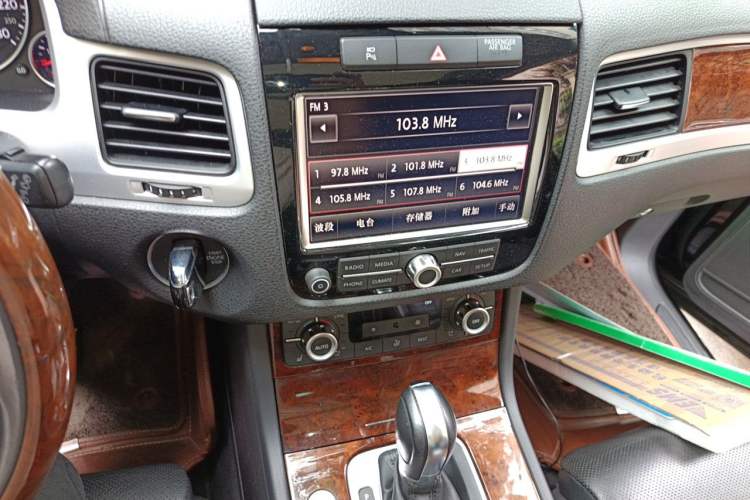 Used Volkswagen Touareg 2011 3.0 TSI High-End Version Audio And AC Panel