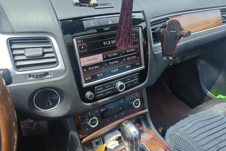 Used Volkswagen Touareg 2011 3.0 TSI High-End Version Audio And AC Panel