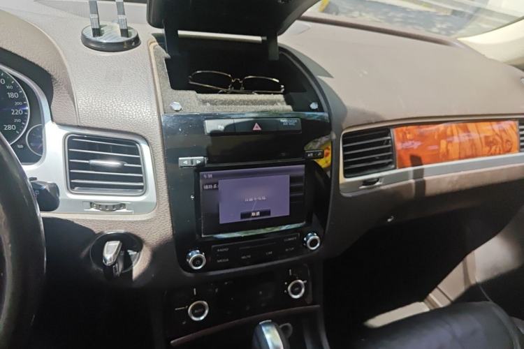 Used Volkswagen Touareg 2011 3.0 TDI Diesel Standard Version Audio And AC Panel