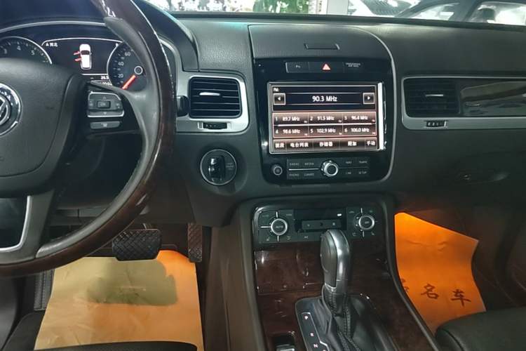 Used Volkswagen Touareg 2011 3.0 TSI Comfort Version Audio And AC Panel