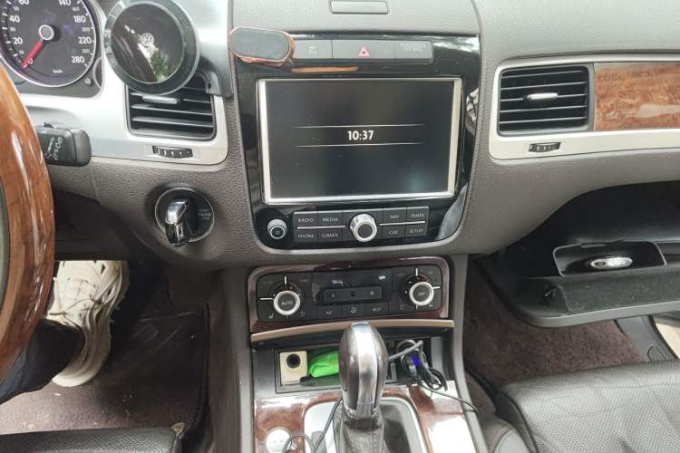 Used Volkswagen Touareg 2011 3.0 TSI High-End Version Audio And AC Panel