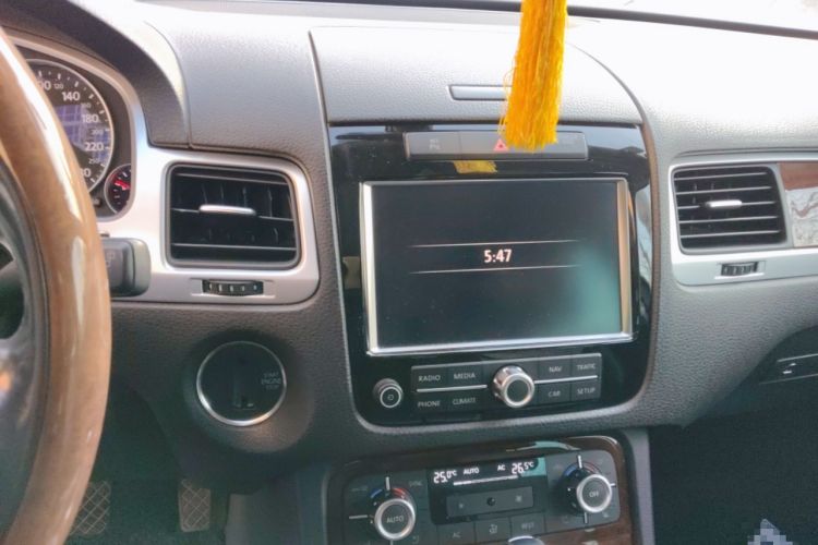 Used Volkswagen Touareg 2011 3.0 TSI High-End Version Audio And AC Panel