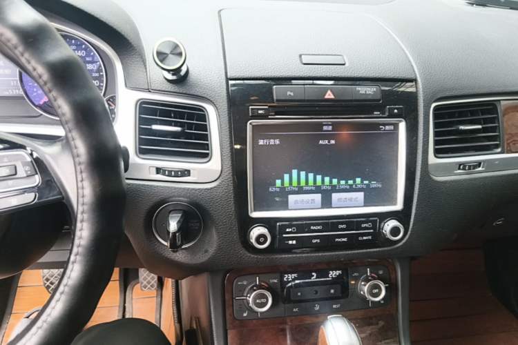 Used Volkswagen Touareg 2011 3.0 TSI Standard Version Audio And AC Panel