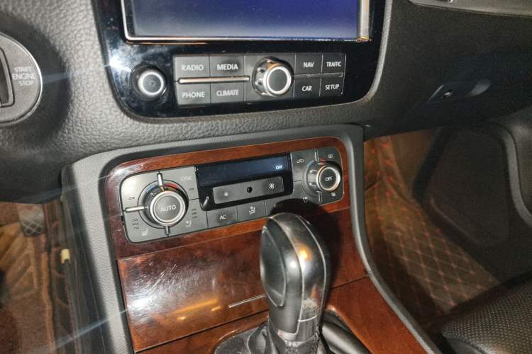 Used Volkswagen Touareg 2011 3.0 TSI High-End Version Audio And AC Panel
