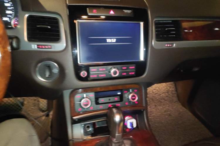 Used Volkswagen Touareg 2011 3.0 TSI High-End Version Audio And AC Panel