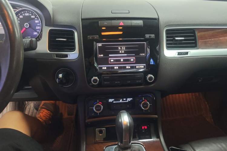 Used Volkswagen Touareg 2011 3.0 TSI Standard Version Audio And AC Panel