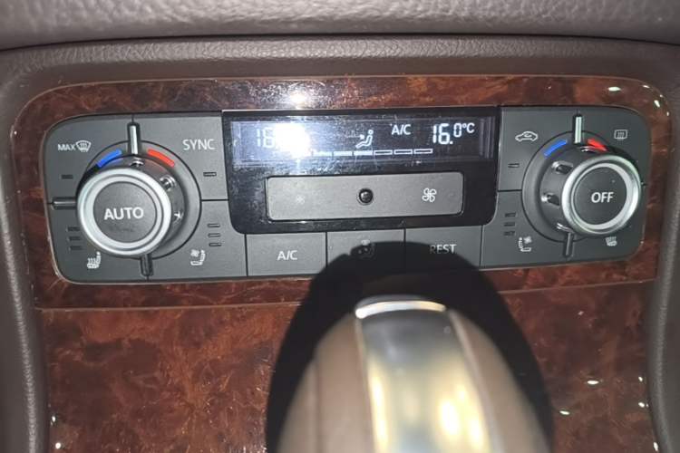 Used Volkswagen Touareg 2011 3.0 TSI Comfort Version Audio And AC Panel