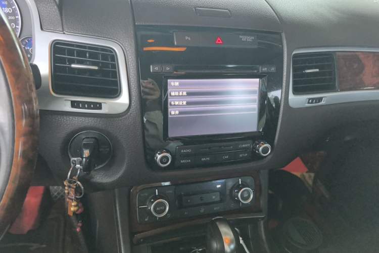 Used Volkswagen Touareg 2011 3.0 TSI Comfort Version Audio And AC Panel