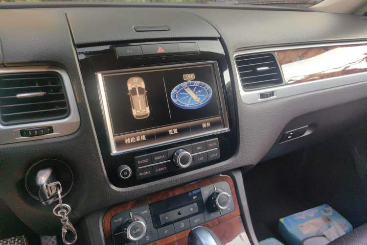 Used Volkswagen Touareg 2011 3.0 TSI Comfort Version Audio And AC Panel