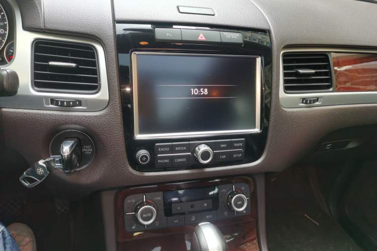 Used Volkswagen Touareg 2011 3.0 TSI Comfort Version Audio And AC Panel