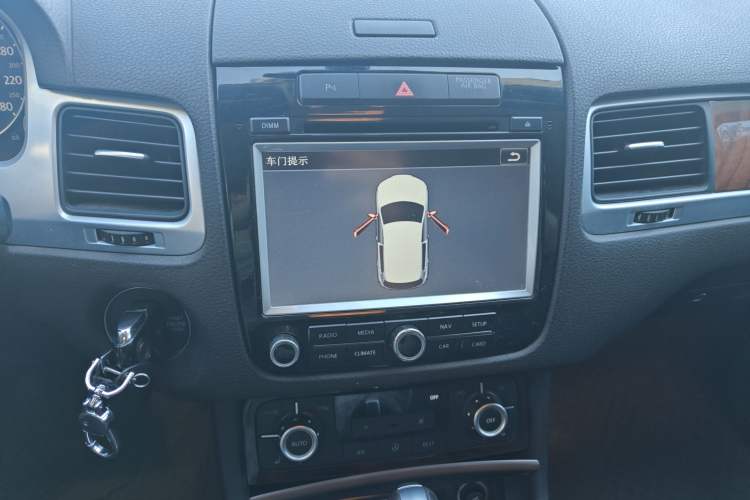 Used Volkswagen Touareg 2011 3.0 TSI Standard Version Audio And AC Panel