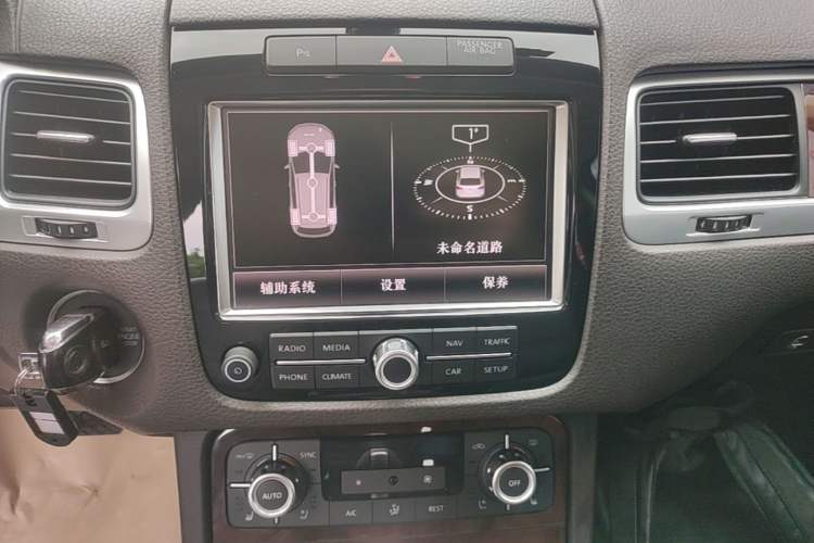 Used Volkswagen Touareg 2011 3.0 TSI Comfort Version Audio And AC Panel