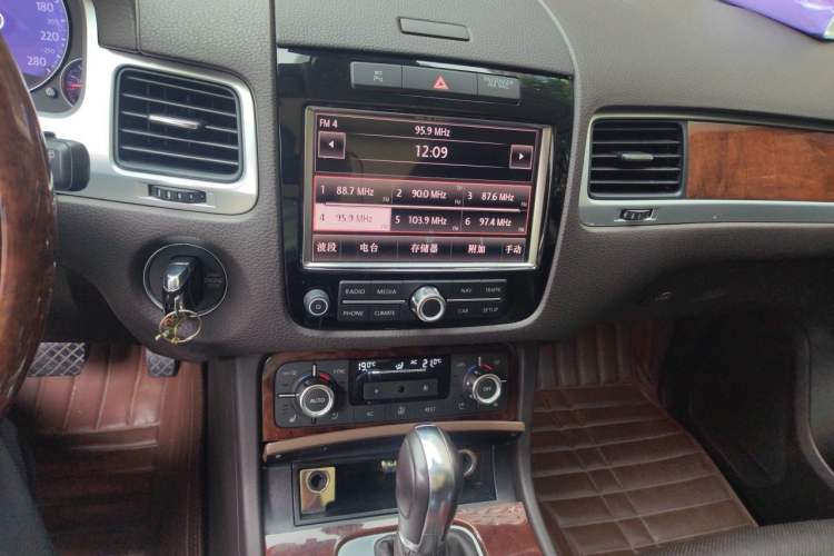 Used Volkswagen Touareg 2011 3.0 TSI Luxury Edition Audio And AC Panel