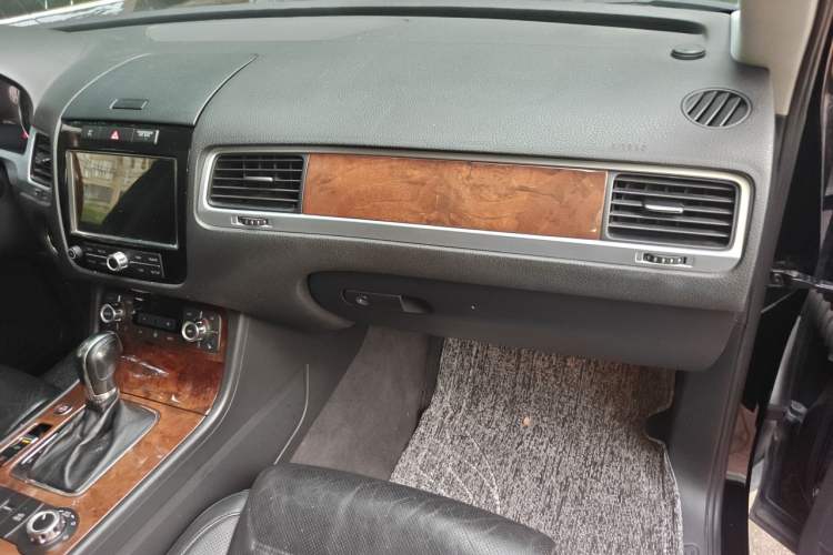 Used Volkswagen Touareg 2011 3.0 TSI High-End Version Audio And AC Panel