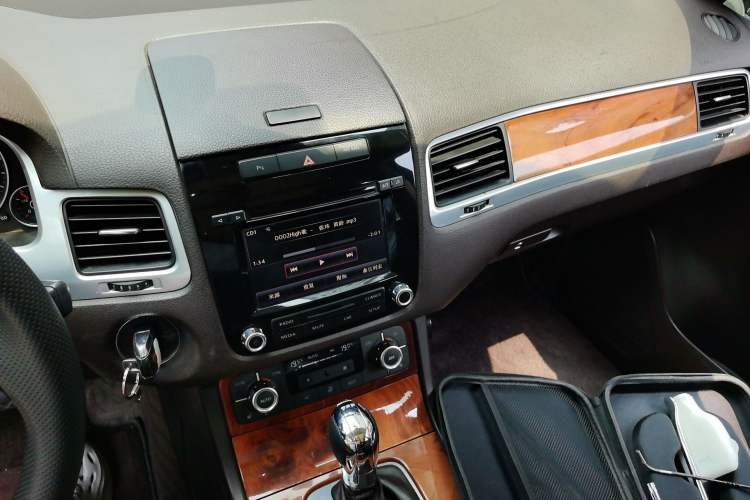 Used Volkswagen Touareg 2011 3.0 TSI Standard Version Audio And AC Panel