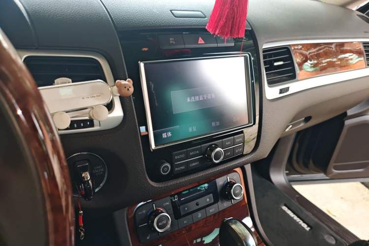 Used Volkswagen Touareg 2011 3.0 TSI High-End Version Audio And AC Panel