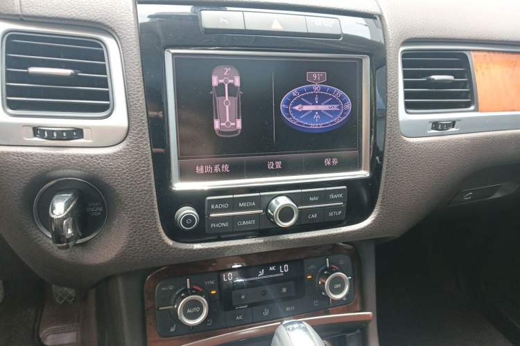 Used Volkswagen Touareg 2011 3.0 TSI Comfort Version Audio And AC Panel