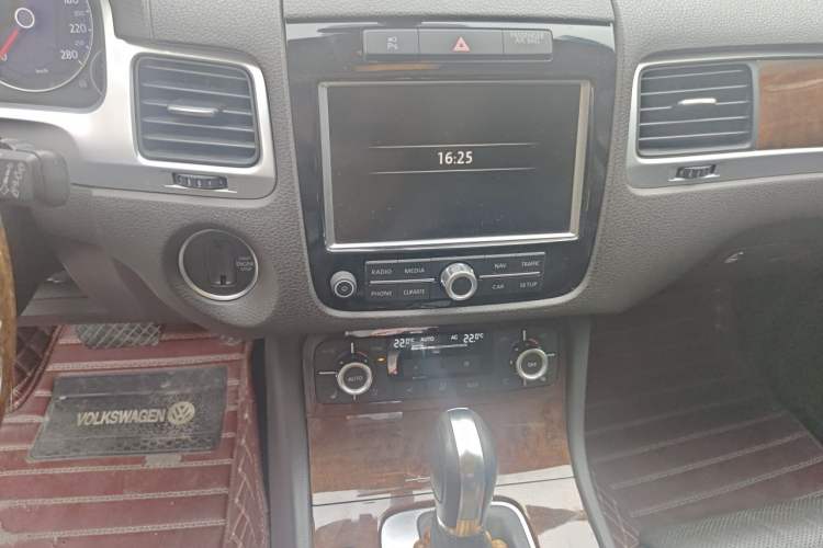 Used Volkswagen Touareg 2011 3.0 TSI High-End Version Audio And AC Panel