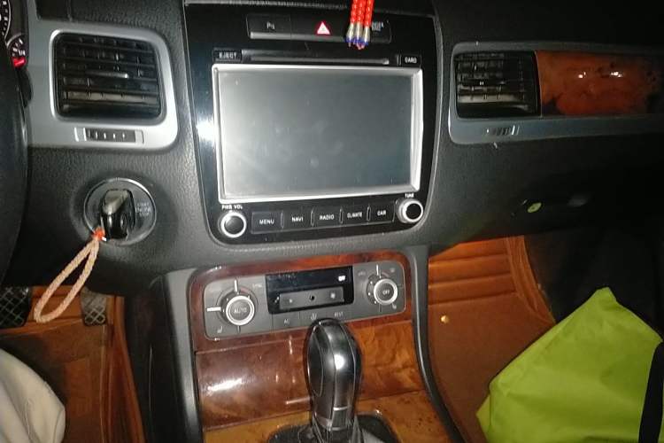Used Volkswagen Touareg 2011 3.0 TSI Standard Version Audio And AC Panel