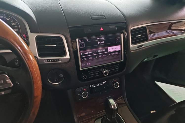 Used Volkswagen Touareg 2011 3.0 TSI High-End Version Audio And AC Panel