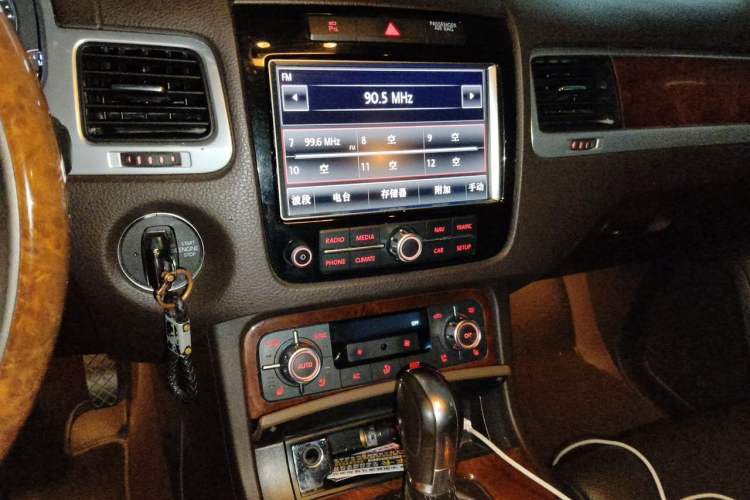 Used Volkswagen Touareg 2011 3.0 TSI Luxury Edition Audio And AC Panel