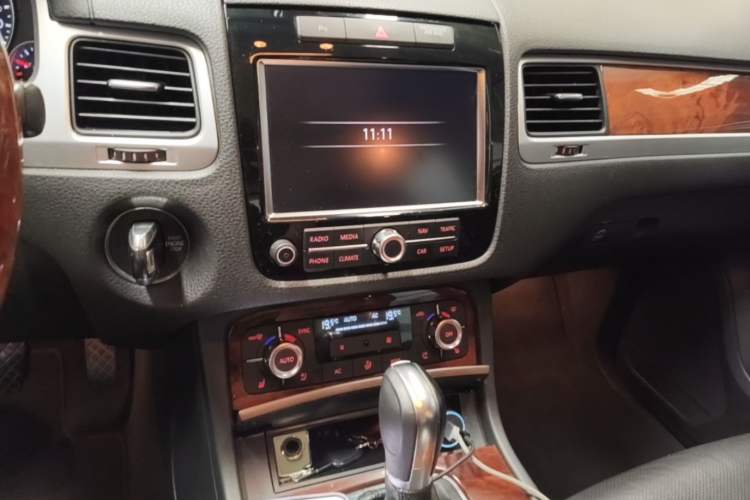 Used Volkswagen Touareg 2011 3.0 TSI Comfort Version Audio And AC Panel