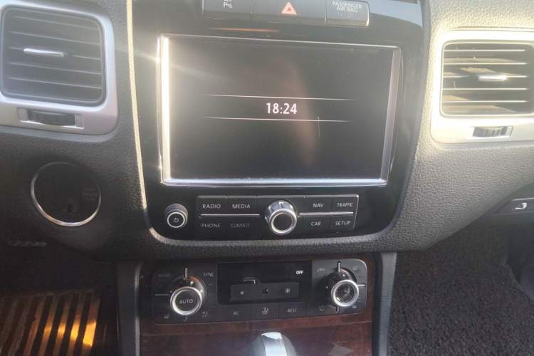 Used Volkswagen Touareg 2011 3.0 TSI High-End Version Audio And AC Panel