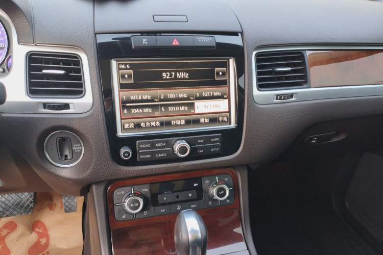 Used Volkswagen Touareg 2011 3.0 TSI High-End Version Audio And AC Panel