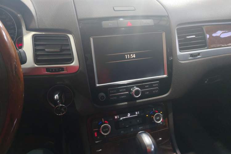 Used Volkswagen Touareg 2011 3.0 TSI Comfort Version Audio And AC Panel