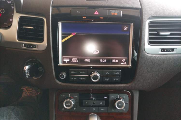 Used Volkswagen Touareg 2011 3.0 TSI Comfort Version Audio And AC Panel