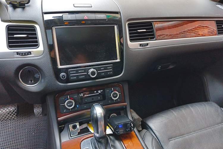 Used Volkswagen Touareg 2011 3.0 TSI High-End Version Audio And AC Panel