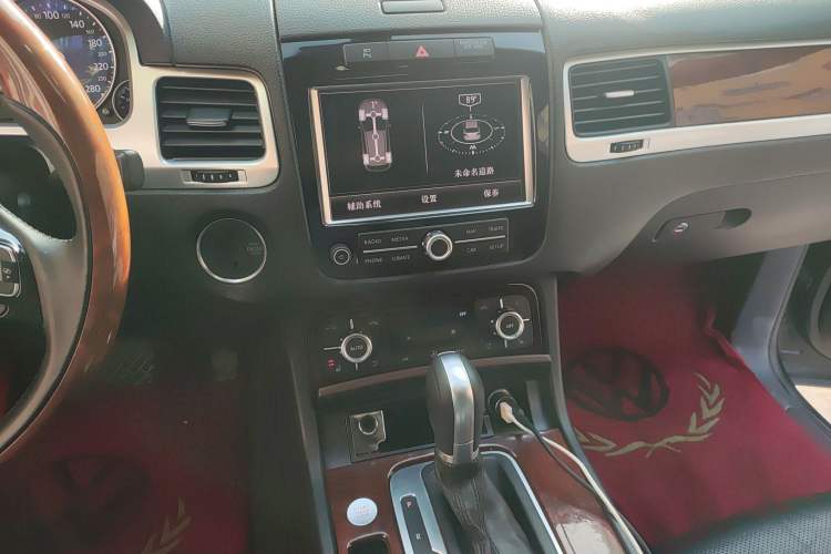 Used Volkswagen Touareg 2011 3.0 TSI High-End Version Audio And AC Panel