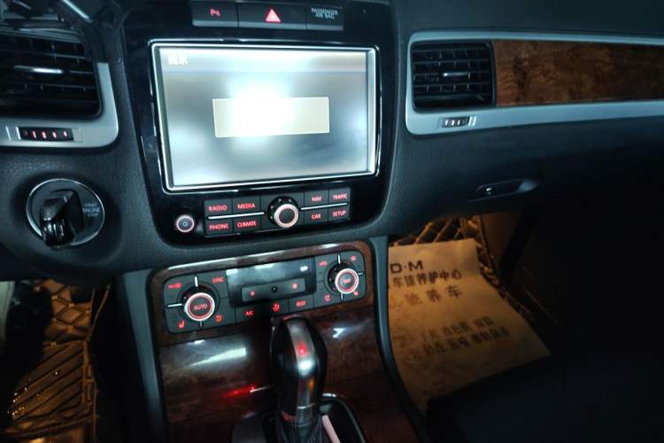 Used Volkswagen Touareg 2011 3.0 TDI Diesel Comfort Version Audio And AC Panel