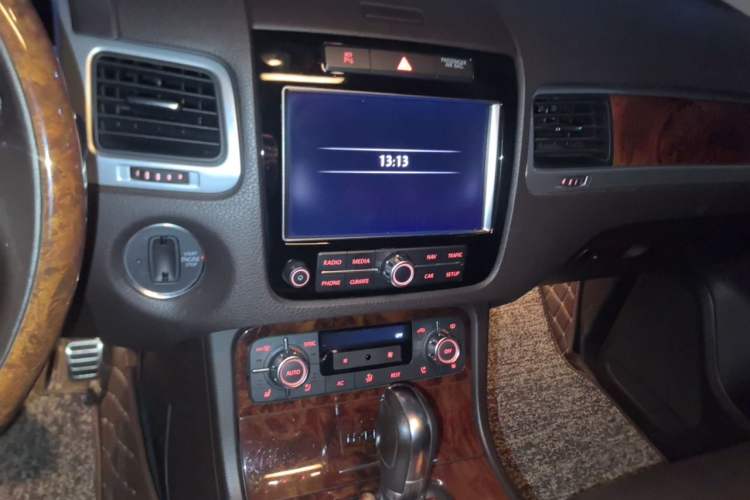 Used Volkswagen Touareg 2011 3.0 TSI Hybrid Audio And AC Panel