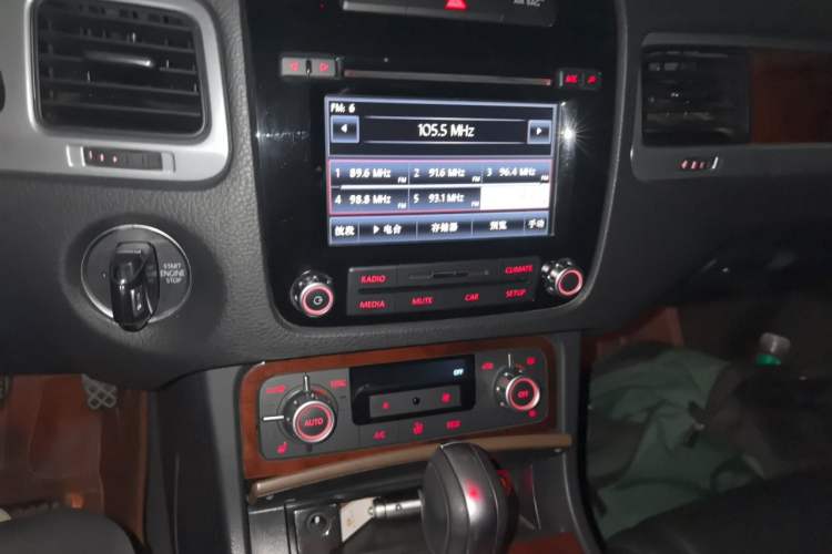 Used Volkswagen Touareg 2011 3.0 TSI Standard Version Audio And AC Panel