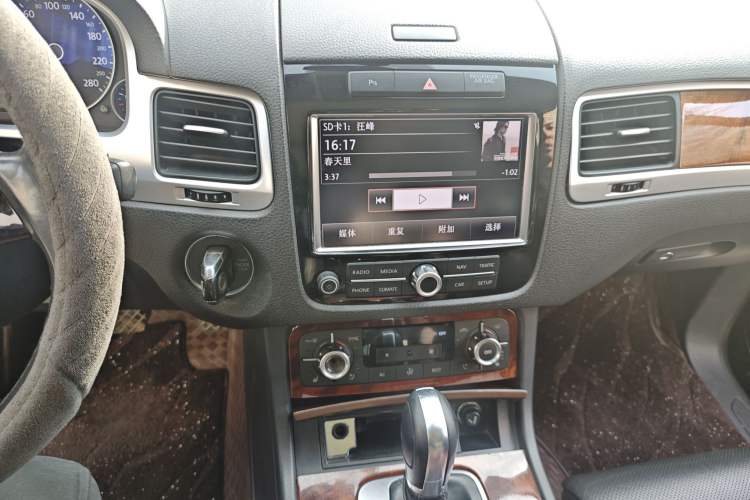 Used Volkswagen Touareg 2011 3.0 TSI Comfort Version Audio And AC Panel