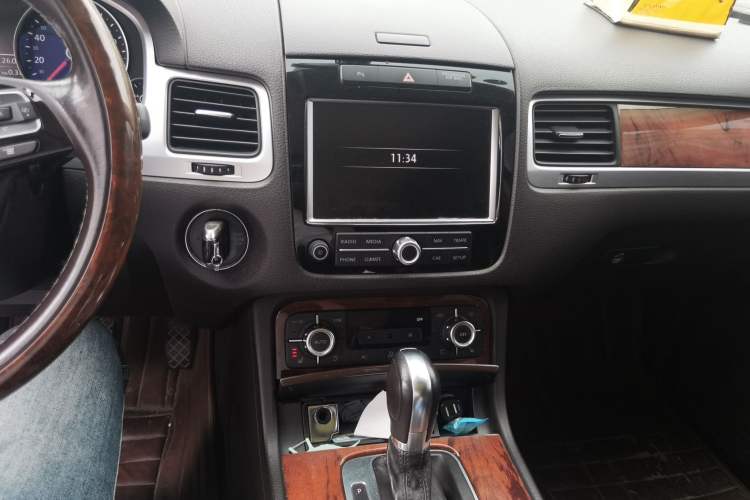 Used Volkswagen Touareg 2011 3.0 TSI Comfort Version Audio And AC Panel