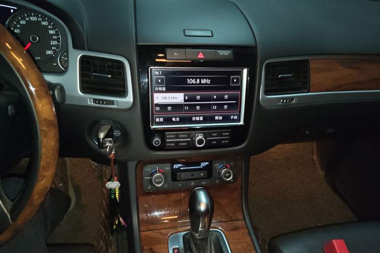 Used Volkswagen Touareg 2011 3.0 TSI Comfort Version Audio And AC Panel