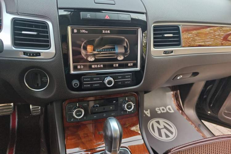 Used Volkswagen Touareg 2011 3.0 TSI Hybrid Audio And AC Panel