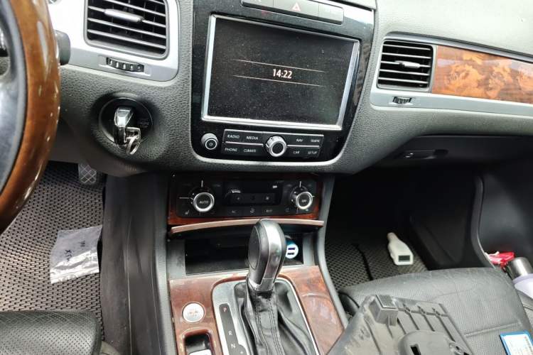 Used Volkswagen Touareg 2011 3.0 TSI High-End Version Audio And AC Panel