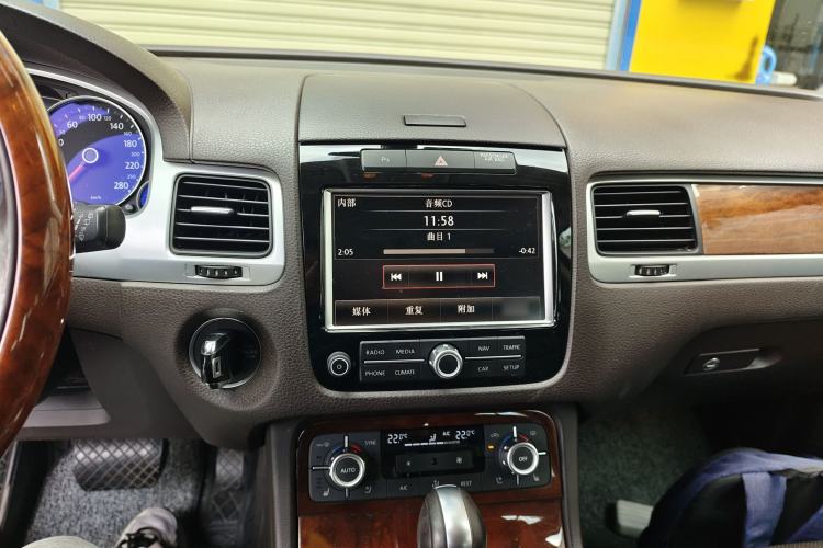 Used Volkswagen Touareg 2011 3.0 TDI Diesel Comfort Version Audio And AC Panel