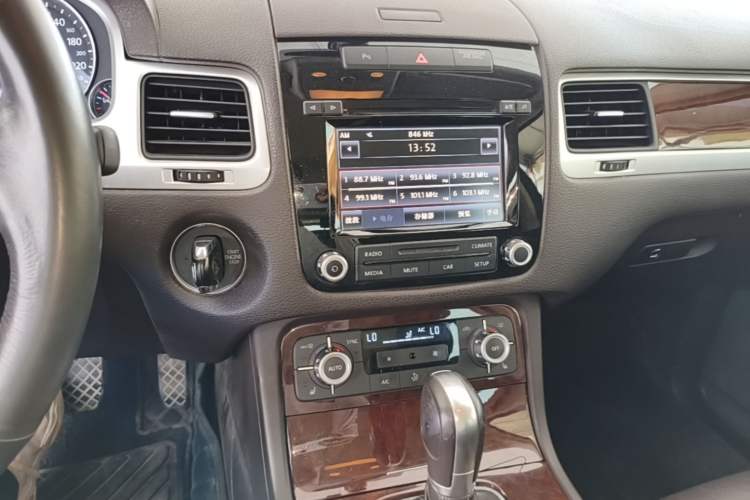 Used Volkswagen Touareg 2011 3.0 TSI Standard Version Audio And AC Panel